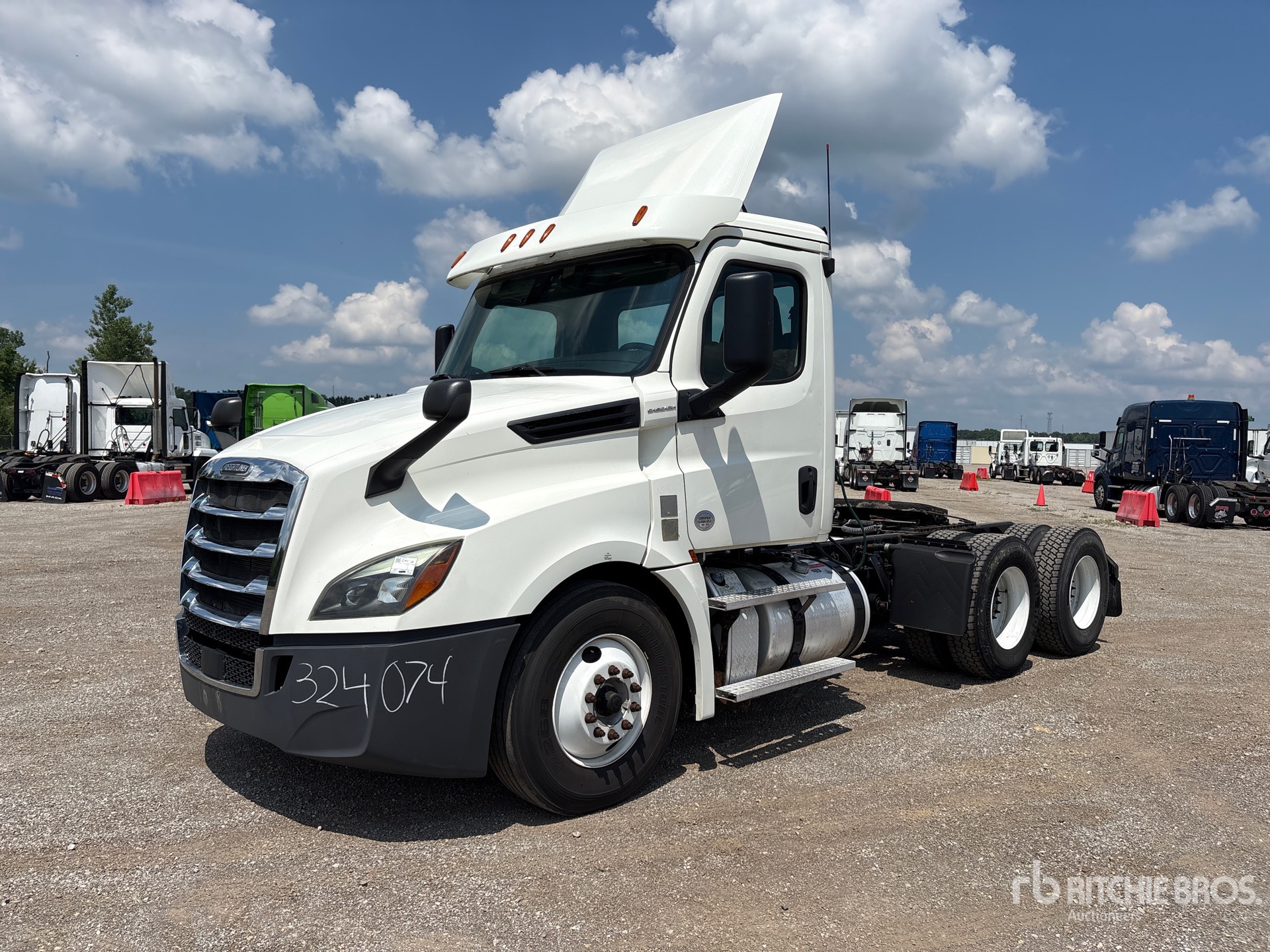 2019 Freightliner Cascadia 126 6x4 T/A Day Cab Truck Tractor