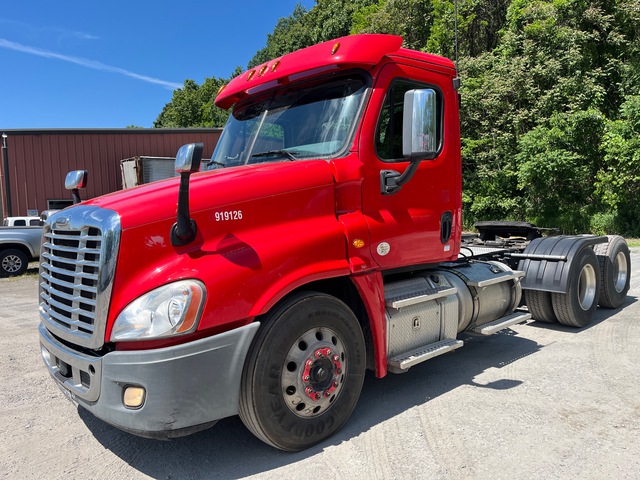 2019 Freightliner Cascadia 125 6x4 T/A Day Cab Truck Tractor