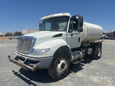 2016 International 4300 2000 gal 4x2 Camion à eau