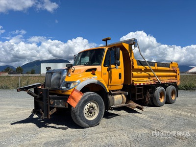 2005 International 7600 6x4 Camión con pala para nieve