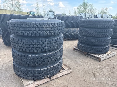 Quantity of (8) 11R24.5 Opony