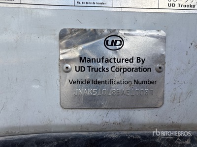2011 UD 4x2 Extended Cab Haakarm vrachtwagen