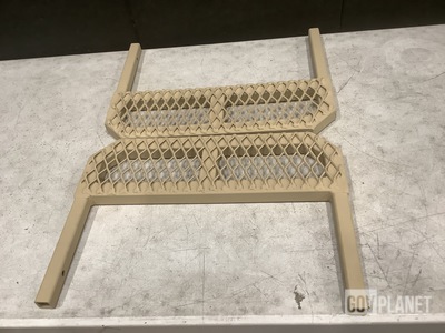 (9) Navistar 3688348C2 Tailgate Steps