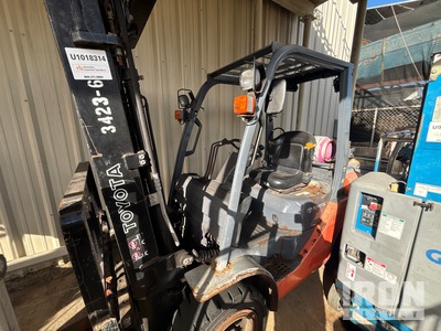 2016 Toyota 8FGU30 5620 lb Forklift