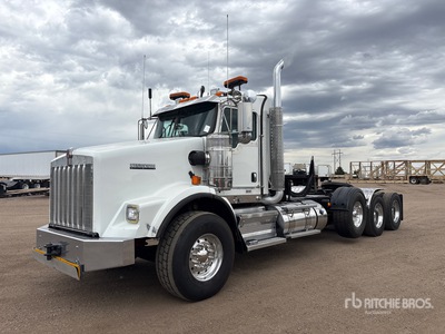 2014 Kenworth T800 8x4 Tri/A Day Cab Truck Tractor