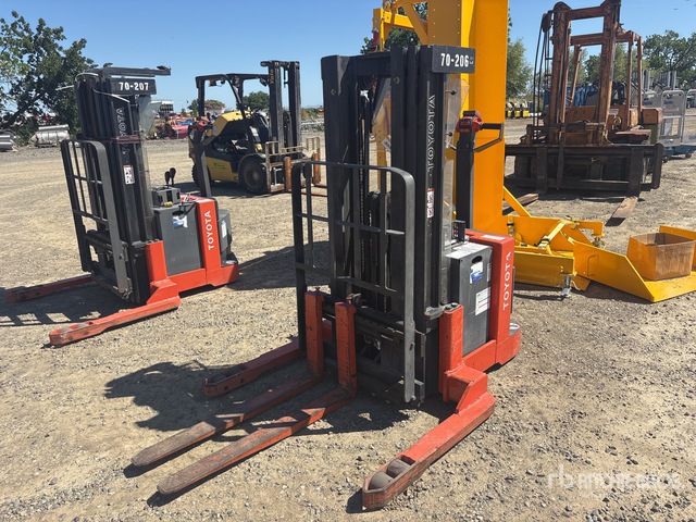 Toyota 6BWS20 3750 lb Electric Stacker