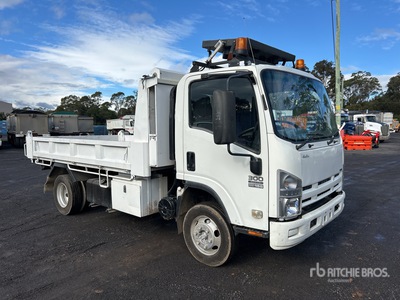 2009 Isuzu NPR 300 4x2 Dump Truck