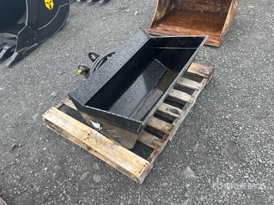 2026 GIYI GY-D3T 34 in Tilting Excavator Bucket - Fits Cat 3 - 5 ton (Unused)