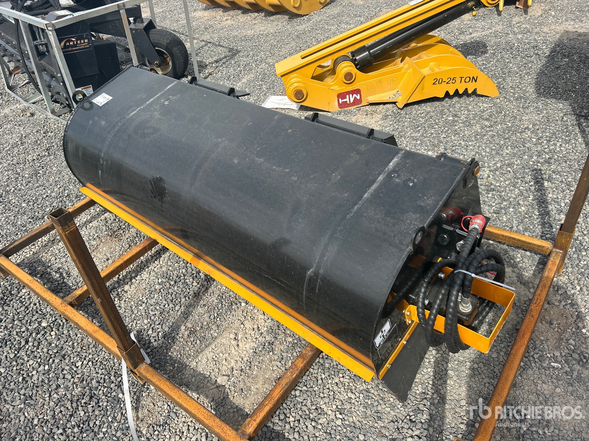 2025 GIYI GY-BS72 72 in Skid Steer Sweeper (Unused)