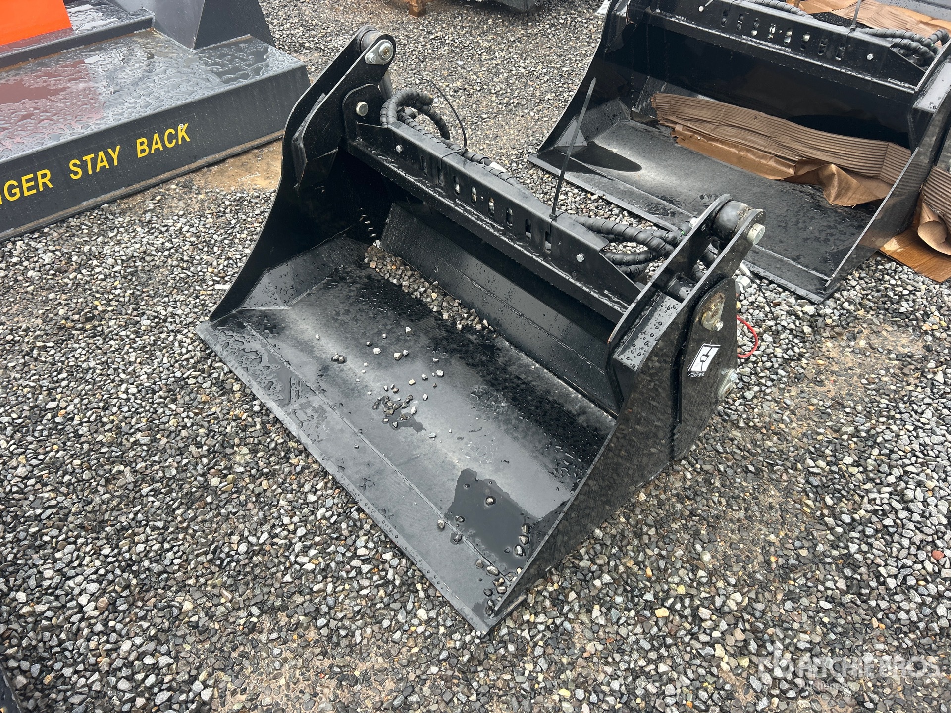 2025 GIYI GY-XKH39 39 in Multi-Purpose Mini Skid Steer Bucket (Unused)