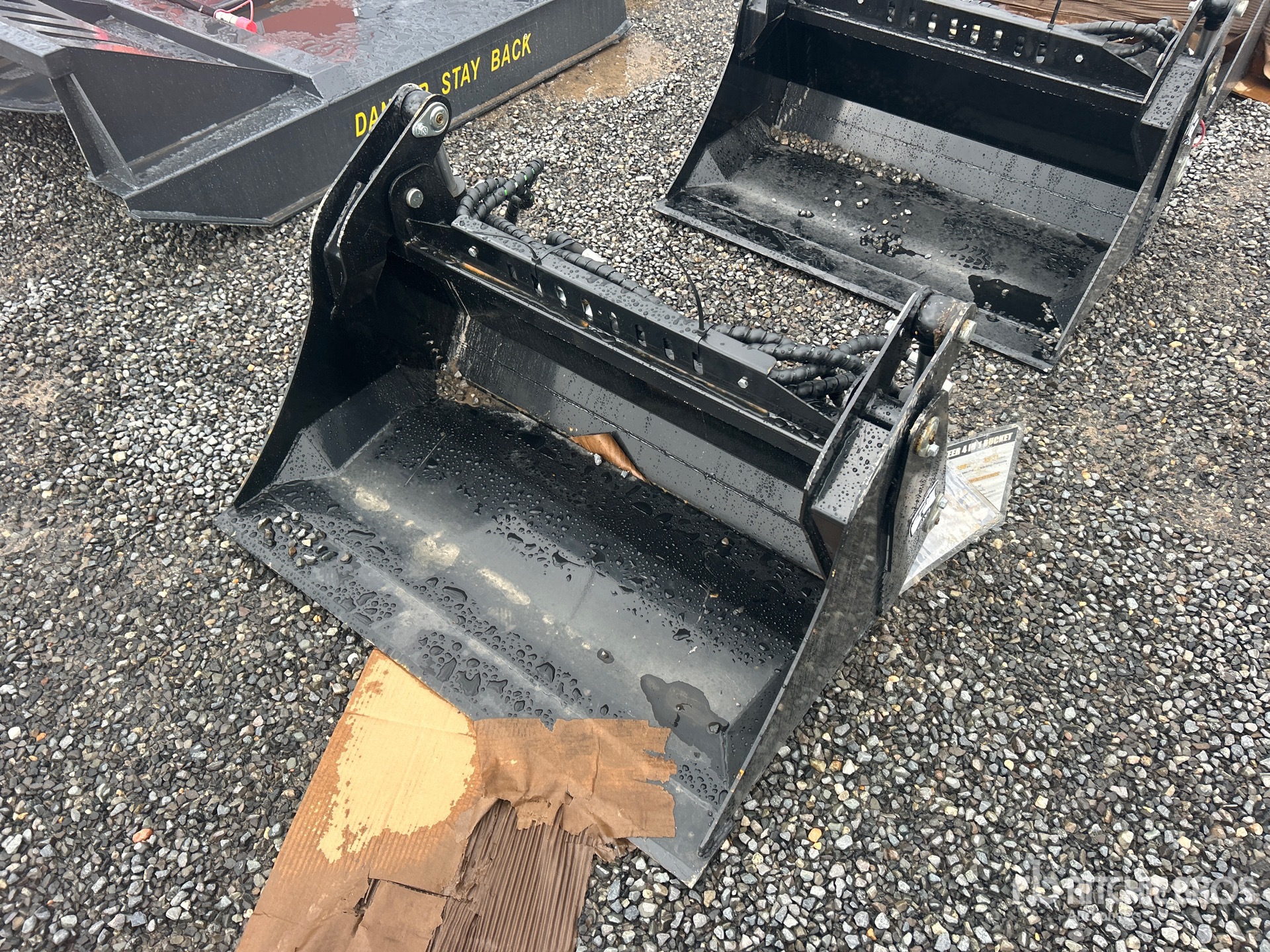 2025 GIYI GY-XKH39 39 in Multi-Purpose Mini Skid Steer Bucket (Unused)