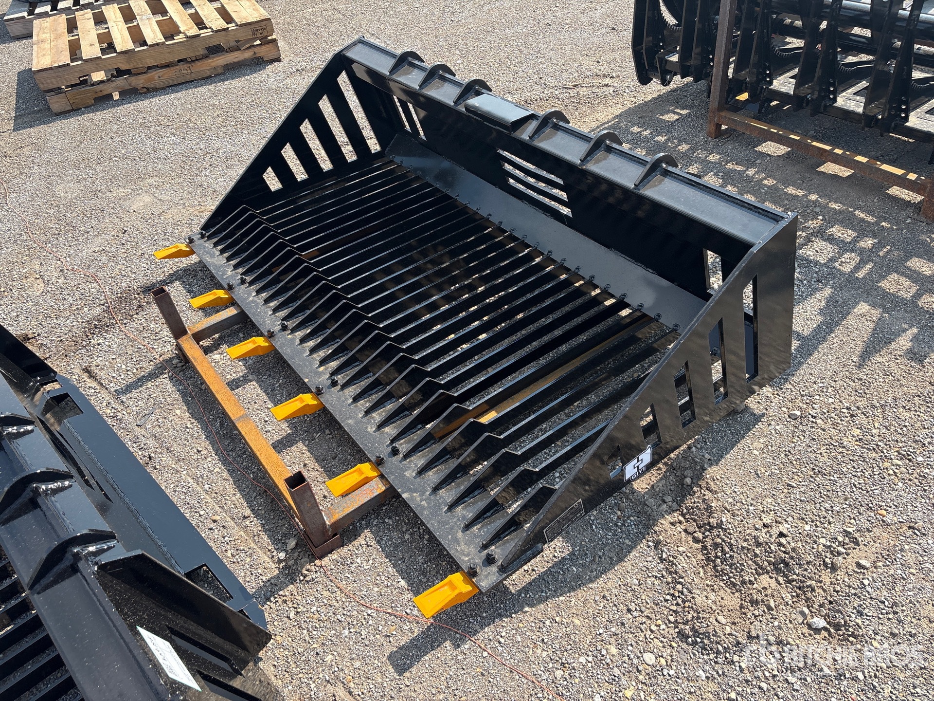 2026 GIYI GY-RB66 66 in Skeleton Skid Steer Bucket (Unused)