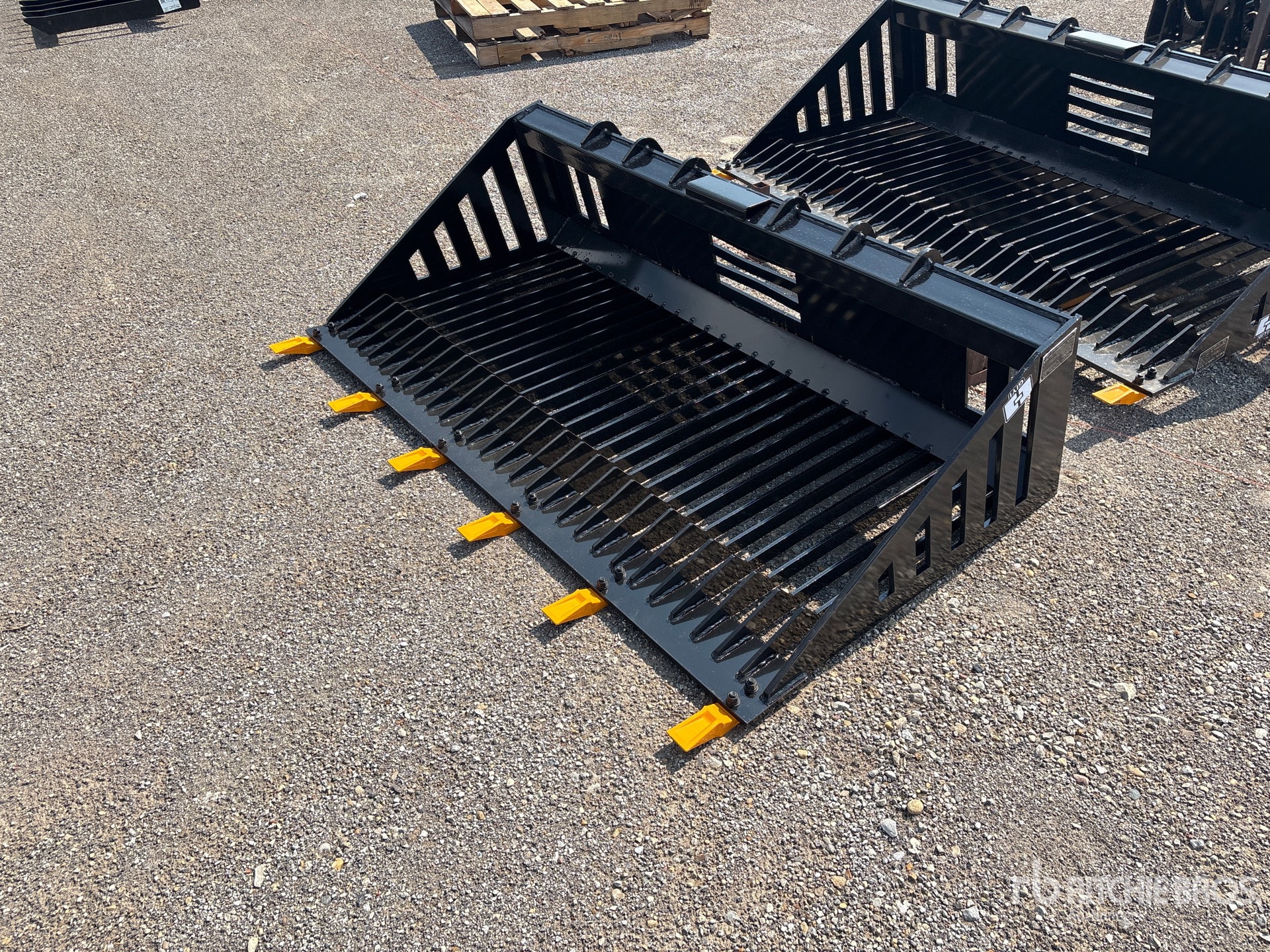 2026 GIYI GY-RB66 66 in Skeleton Skid Steer Bucket (Unused)