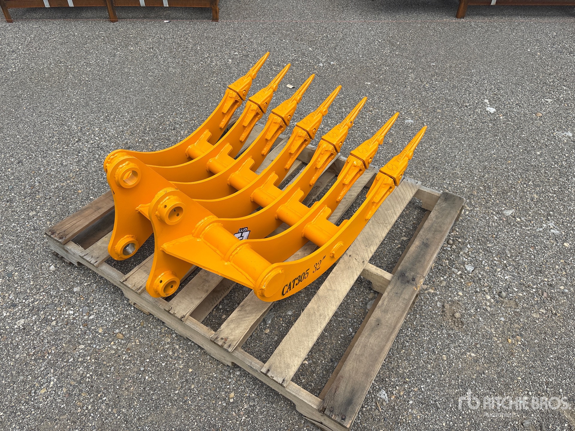 2026 GIYI 32 in Excavator Rake - Fits Cat 305 (Unused)