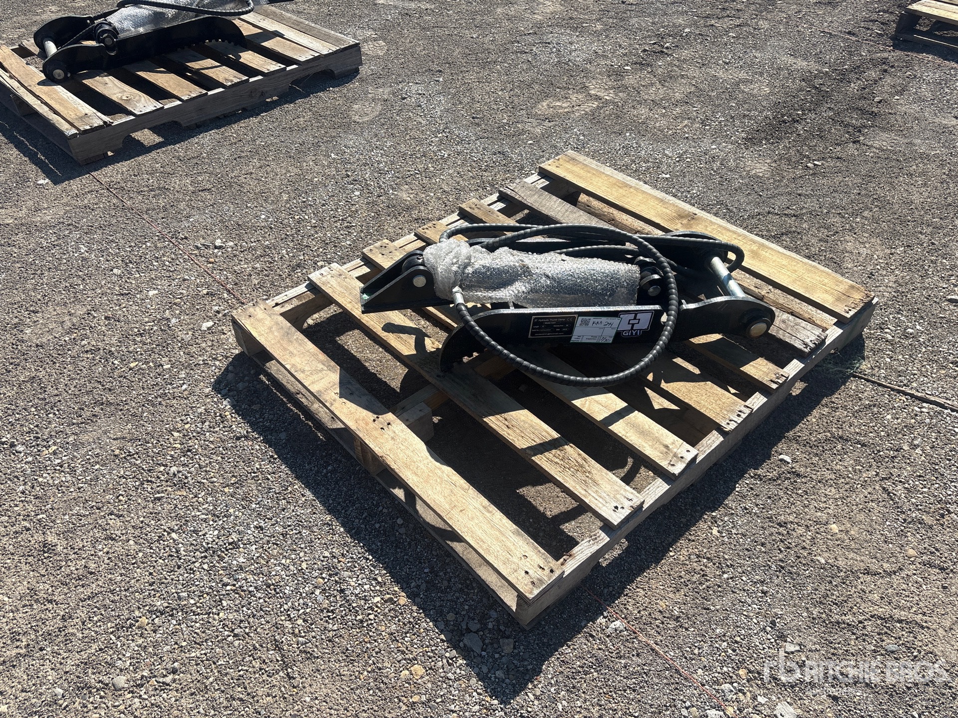2026 GIYI GY-XJ3T 11 in Hydraulic Excavator Thumb (Unused)