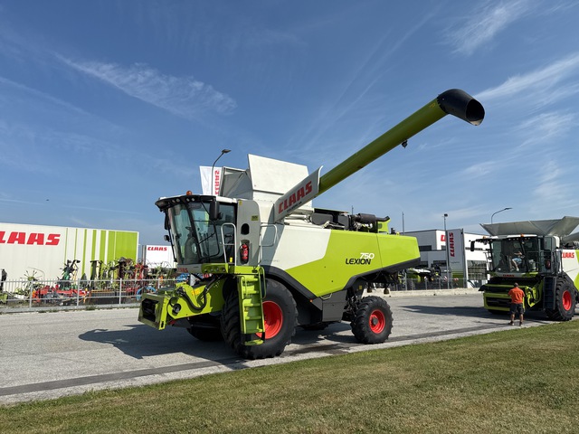 2015 Claas Lexion 750 Combine Harvester 2015 Claas Lexion 750 Combine Harvester