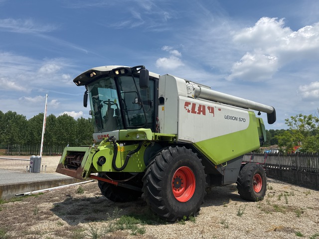 2007 Claas Lexion 570 Combine Harvester 2007 Claas Lexion 570 Combine Harvester