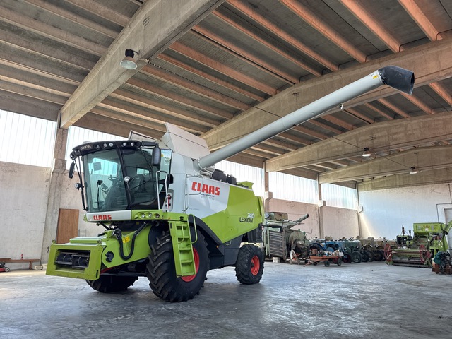 2013 Claas Lexion 740 Combine Harvester 2013 Claas Lexion 740 Combine Harvester