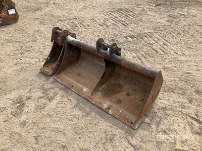 Quantity of (2) 160mm & 900mm Excavator Bucket