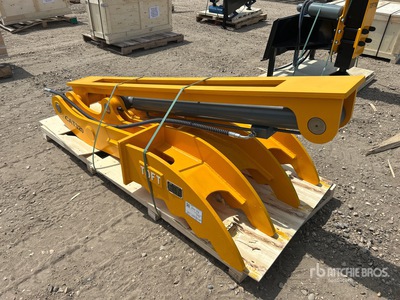 2026 TOFT TOFT08T 32 in Hydraulic Excavator Thumb - Fits Cat 320 (Unused)