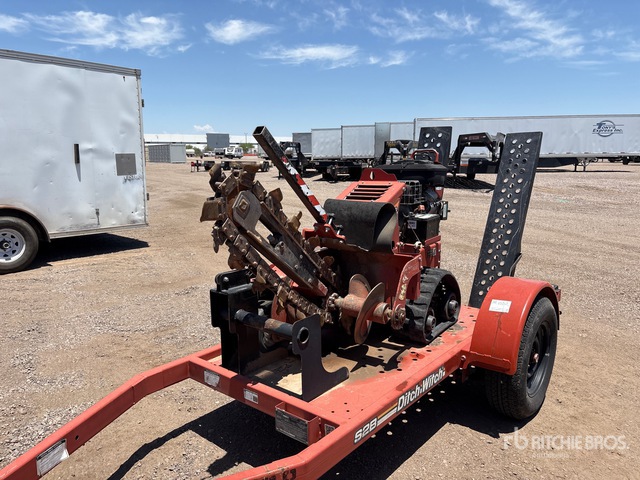 2015 Ditch Witch RT16-2 Tracked Trencher w/2014 Ditch Witch S2B Trailer