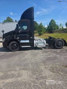 2017 Freightliner Cascadia 113 S/A Day Cab Truck Tractor