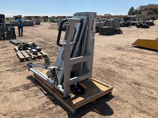 Star Trac 9IP-S1317-13BVS Glute Machine