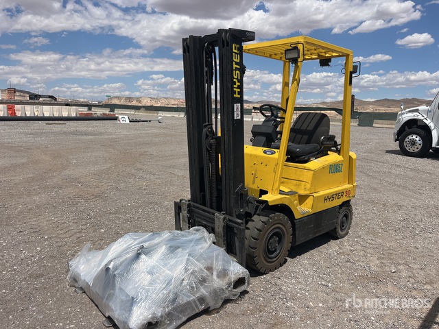 2002 Hyster H30XM 2850 lb Pneumatic Tire Forklift (Inoperable)