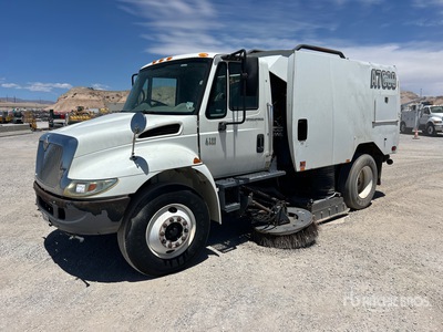 2003 Schwarze A7000 on 2003 International 4200 Sweeper Truck