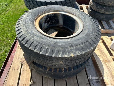 Quantity of (2) Goodyear 10.00-20 Neumáticos