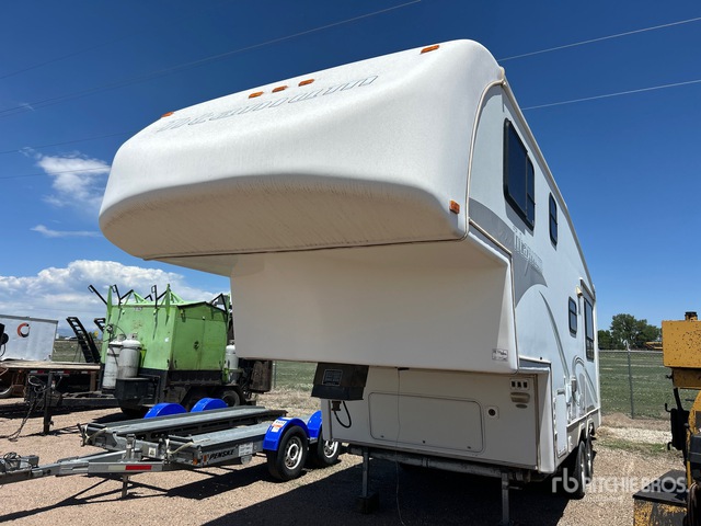 2004 Glendale Titanium 29 ft T/A Travel Trailer