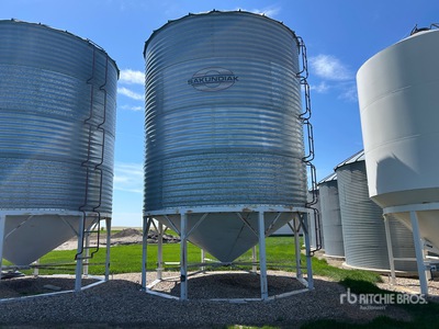 Sakundiak +/- 2650 bu 4 Ring Hopper Grain Bin