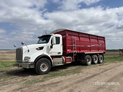 2017 Peterbilt 567 8x6 Camion à grains