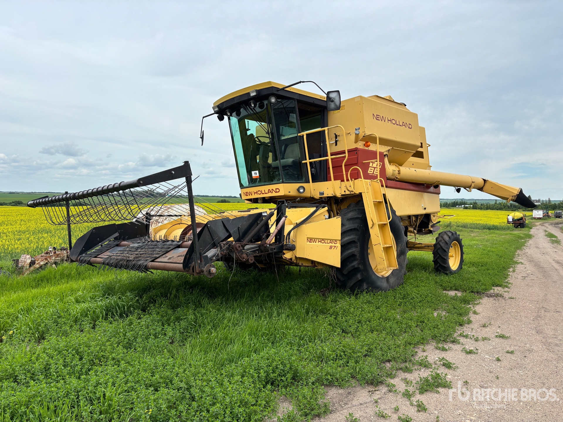 1993 New Holland TR86 Combine Harvester (Inoperable)