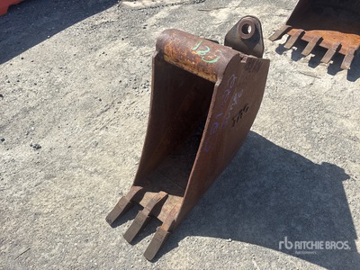 12 in ローダーバックホー用バケット