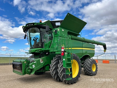 John Deere S680 Combine Harvester