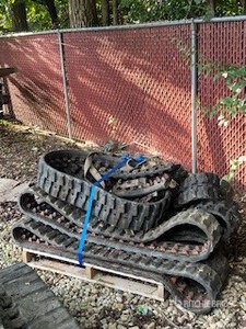 Quantity of (3) Pallets of Excavator Tracks Accessoire divers pour excavatrice