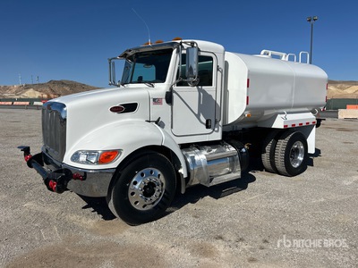 2011 Peterbilt 337 2000 gal 4x2 Autocarro per acqua