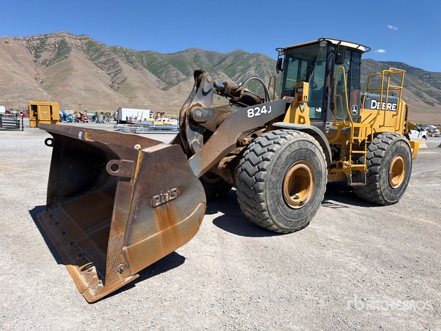 2005 John Deere 824J Wheel Loader