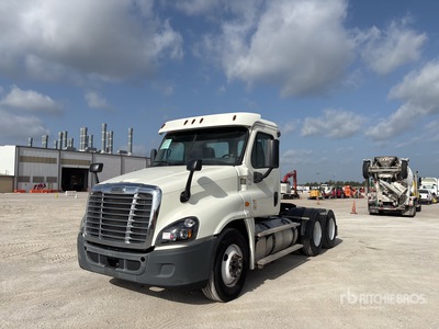 2018 Freightliner Cascadia 125 6x4 تراكتور شاحنة نهارية (ثنائية المحور)