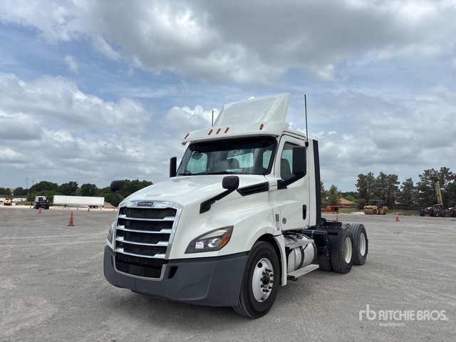 2020 Freightliner Cascadia 126 6x4 T/A Day Cab Truck Tractor