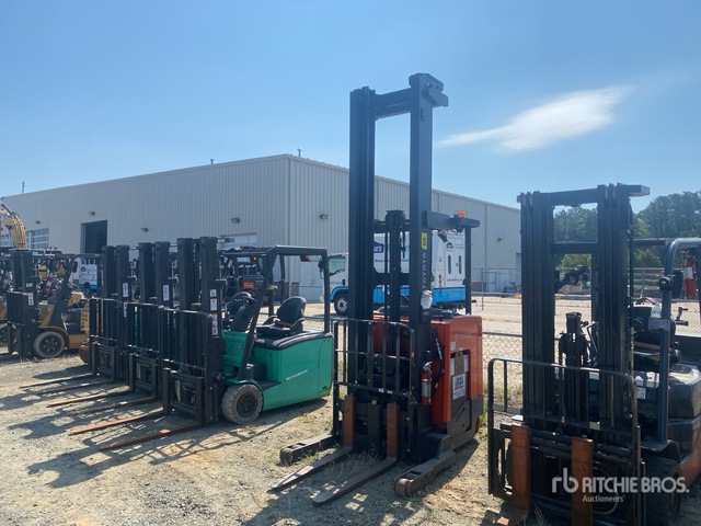 Toyota 9BRU23 4500 lb Electric Reach Truck