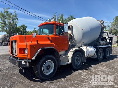 2001 Mack RB690S 8x4 Twin-Steer Mixer Truck