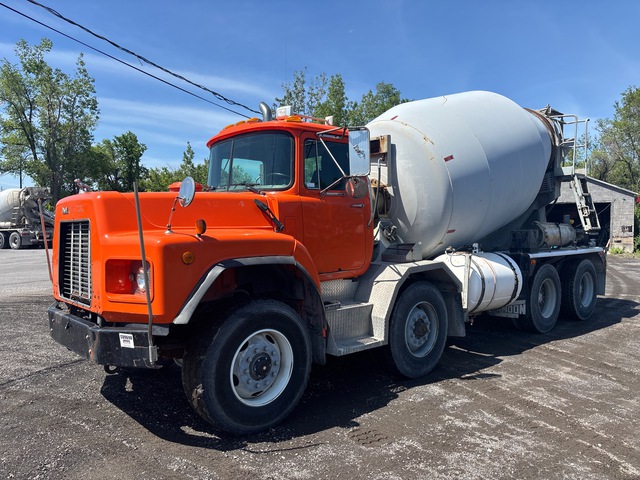 2001 Mack RB690S 8x4 Twin-Steer Mixer Truck