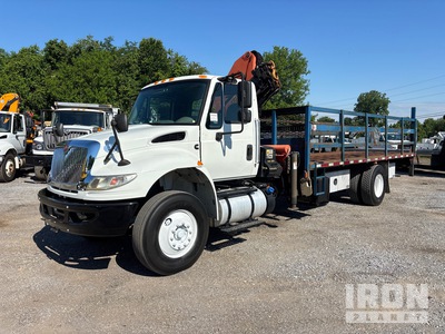 2016 International 4300 4x2 Knuckleboom Ciężarówka z płaską platformą