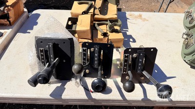 3- Humvee Shifter (2- 3 speed 1- 4 speed and M16 Rifle Mounting Kit Ship Dims: 15x15x15 39lbs Parti di ricambio per Humvee