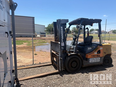 Doosan D35S-5 6950 lb Pneumatic Tire Forklift