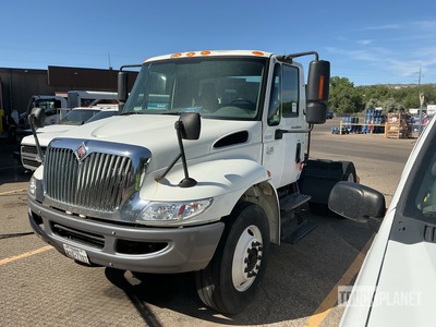 2004 International 4400 4x4 4400 S/A Day Cab Truck Tractor (Inoperable)