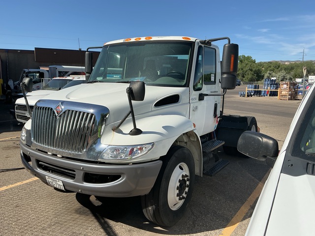 2004 International 4400 4x2 S/A Day Cab Truck Tractor (Inoperable)