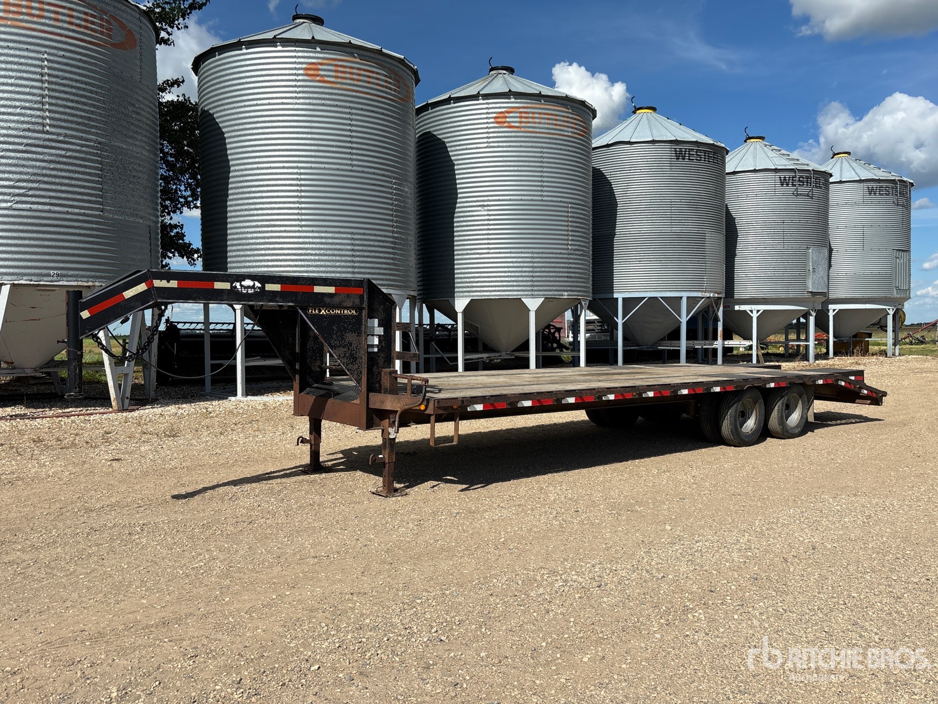 2008 Pro-Trak 28 ft T/A Gooseneck Equipment Trailer